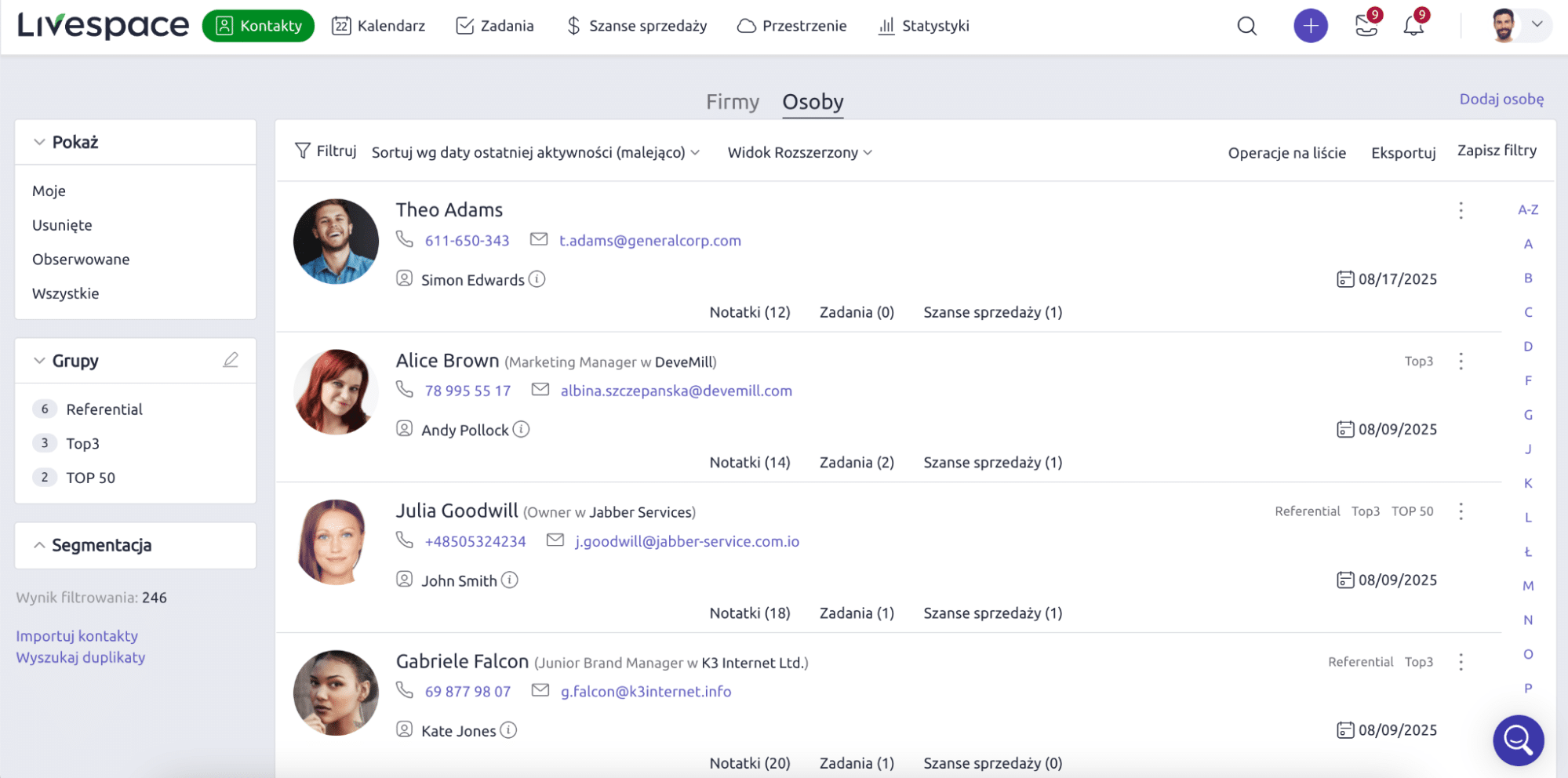 Zrzut ekranu z systemu Livespace CRM w zakładce „Kontakty – Osoby”. Widoczna lista kontaktów z danymi: imię, nazwisko, stanowisko, firma, numer telefonu, adres e-mail oraz przypisane osoby. Każdy kontakt ma informacje o notatkach, zadaniach i szansach sprzedaży. Po lewej stronie dostępne są filtry: moje, usunięte, obserwowane, wszystkie, grupy oraz segmentacja.