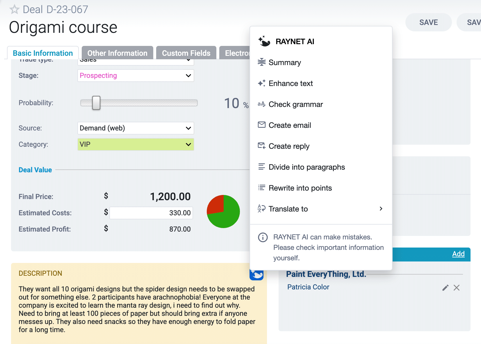Zrzut ekranu z systemu Raynet CRM przedstawiający szczegóły oferty „Origami course”. Widoczne są dane: etap sprzedaży (Prospecting), źródło (Demand web), kategoria (VIP), cena końcowa 1 200 USD, koszty 330 USD i zysk 870 USD. Po prawej stronie otwarte jest menu „Raynet AI” z opcjami: podsumowanie, ulepsz tekst, sprawdź gramatykę, utwórz e-mail, odpowiedź, podziel na akapity, przepisz w punktach i tłumaczenie.